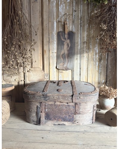 Ancien coffre de transport ovale en bois et ferrures anciennes