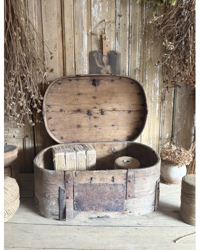 Ancien coffre de transport ovale en bois et ferrures anciennes