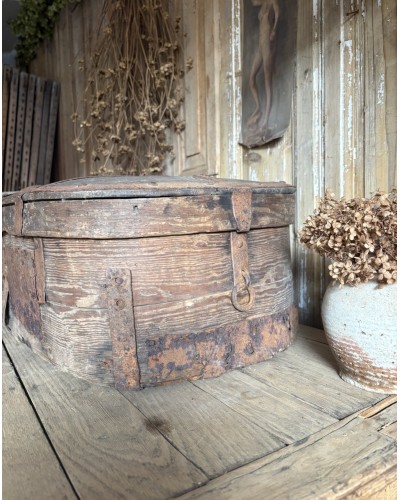 Ancien coffre de transport ovale en bois et ferrures anciennes
