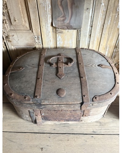 Ancien coffre de transport ovale en bois et ferrures anciennes
