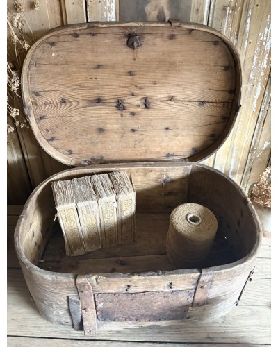 Ancien coffre de transport ovale en bois et ferrures anciennes
