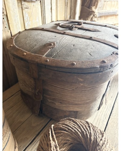 Ancien coffre de transport ovale en bois et ferrures anciennes