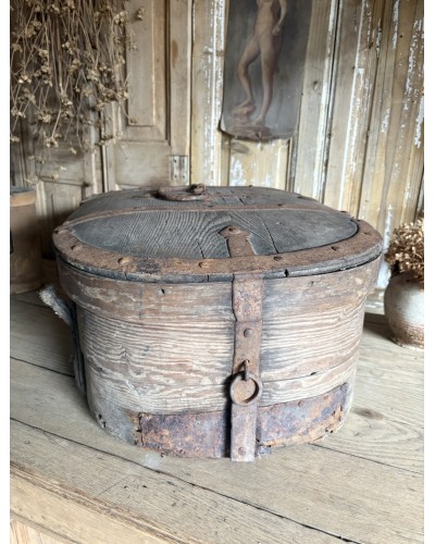 Ancien coffre de transport ovale en bois et ferrures anciennes
