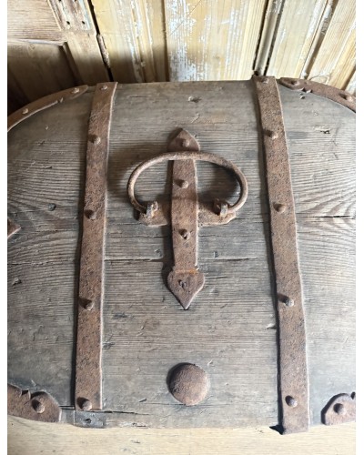 Ancien coffre de transport ovale en bois et ferrures anciennes