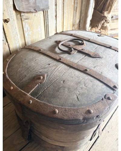 Ancien coffre de transport ovale en bois et ferrures anciennes