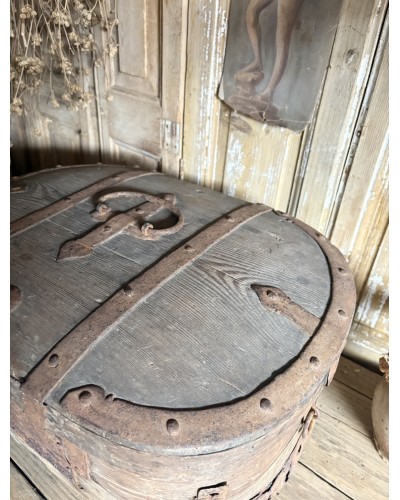 Ancien coffre de transport ovale en bois et ferrures anciennes