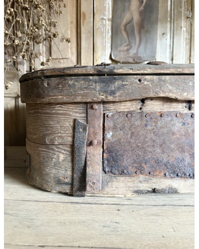Ancien coffre de transport ovale en bois et ferrures anciennes