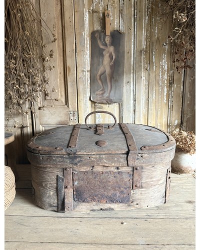 Ancien coffre de transport ovale en bois et ferrures anciennes