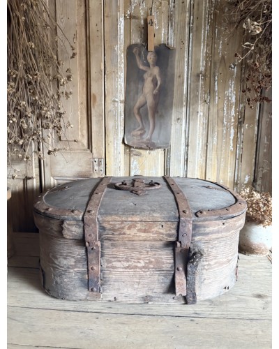 Ancien coffre de transport ovale en bois et ferrures anciennes