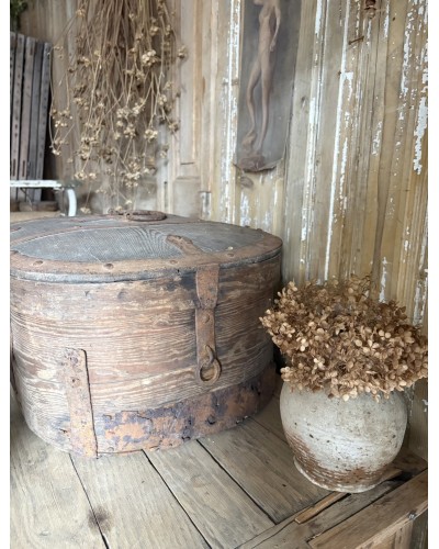 Ancien coffre de transport ovale en bois et ferrures anciennes
