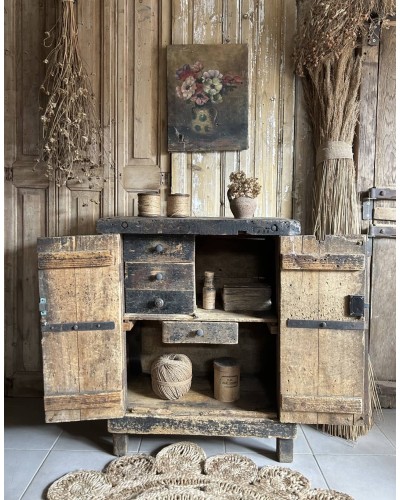 Ancien meuble d'atelier à la patine du temps