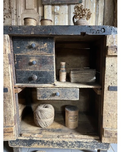 Ancien meuble d'atelier à la patine du temps