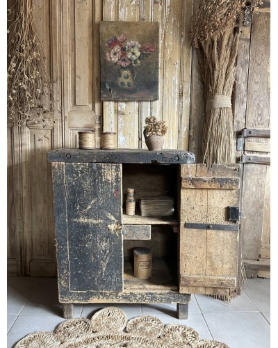Ancien meuble d'atelier à la patine du temps