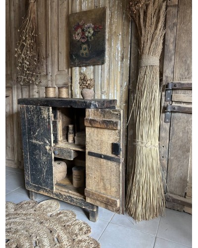 Ancien meuble d'atelier à la patine du temps