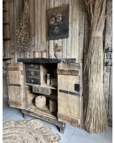 Ancien meuble d'atelier à la patine du temps