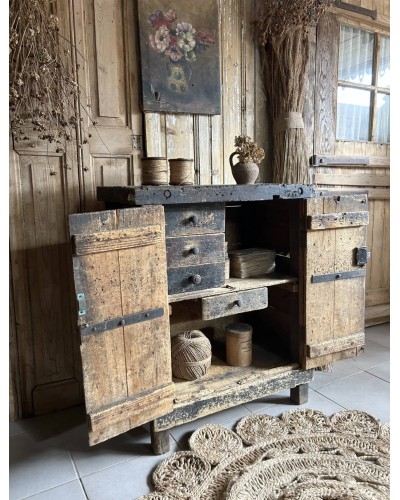 Ancien meuble d'atelier à la patine du temps