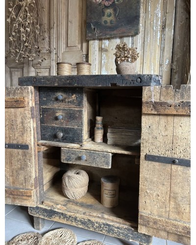 Ancien meuble d'atelier à la patine du temps