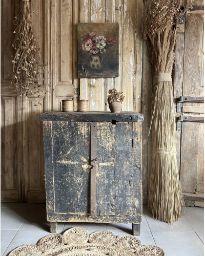 Ancien meuble d'atelier à la patine du temps