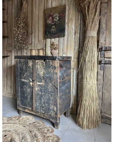 Ancien meuble d'atelier à la patine du temps