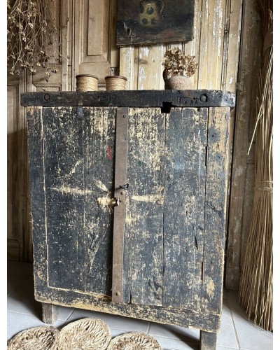Ancien meuble d'atelier à la patine du temps