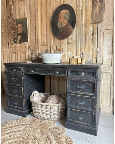 Magnifique ancien bureau en orme massif à la patine noire