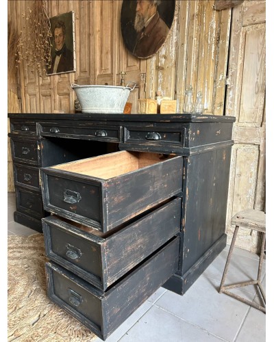 Magnifique ancien bureau en orme massif à la patine noire